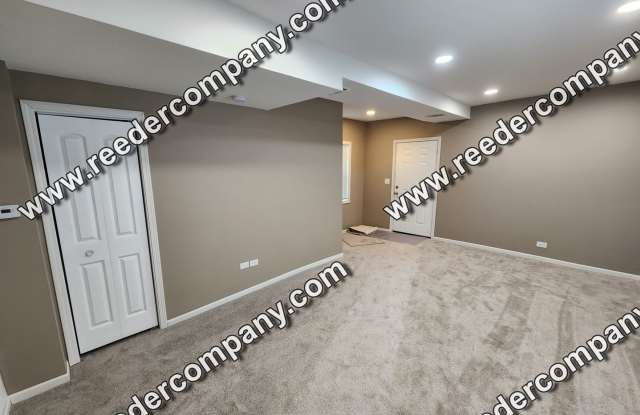 Spacious 2 bedroom 1 bath house near train station for easy commute. Gallery 4