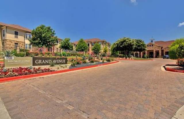 1719 Grand Avenue Parkway Gallery 4