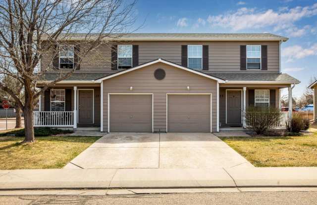 Townhouse: Base Rent $1,495 - Water, trash, Landscaping/Snow Removal and 1 Car Garage Gallery 3