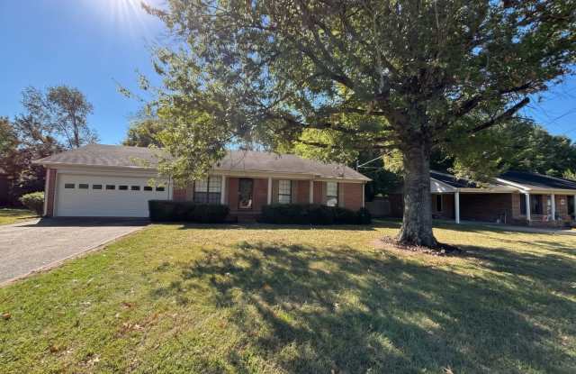 Charming Brick Home in North Jackson! Gallery 1