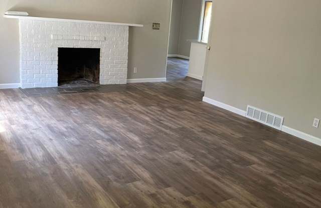 Spacious 4 bedroom, 2 bath Home in Northgate! Gallery 4