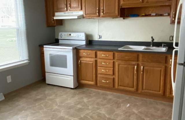 3 Bedroom, 1 Bath with Double Stall Detached Garage Gallery 3