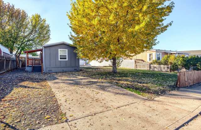 Cozy Home and Beautiful Spacious Yard - 8368 Barbur Street, White City, OR 97503