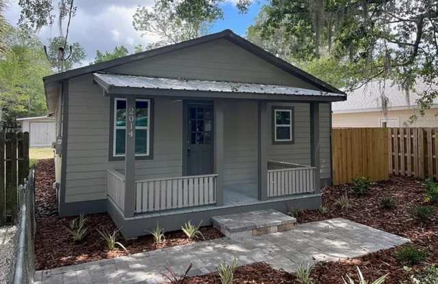 Spacious 3 Bed, 2 Bath Home with Workshop  Fenced Backyard Oasis Near Parks  Publix! photos photos