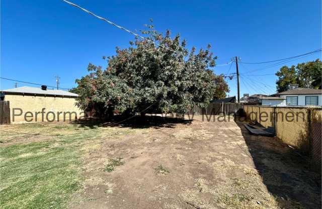 Cute 2 Bed/1 Bath N Bakersfield Home w/ RBP & Security Deposit Alternative Option Gallery 3