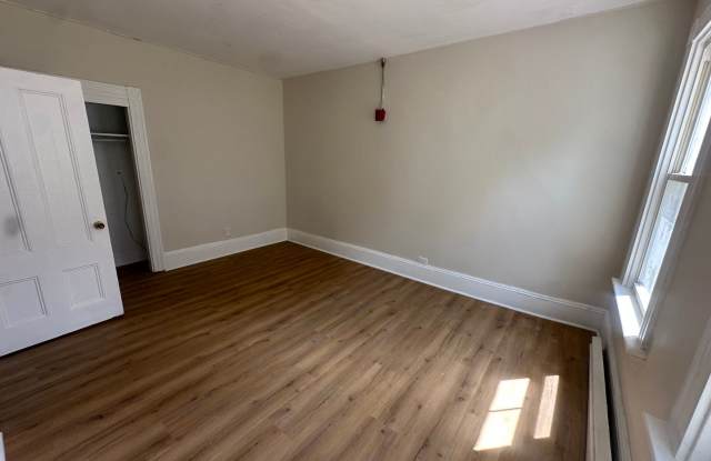 Spacious 2 Bed/ 1 Bath Apartment in East Greenwich! Gallery 4