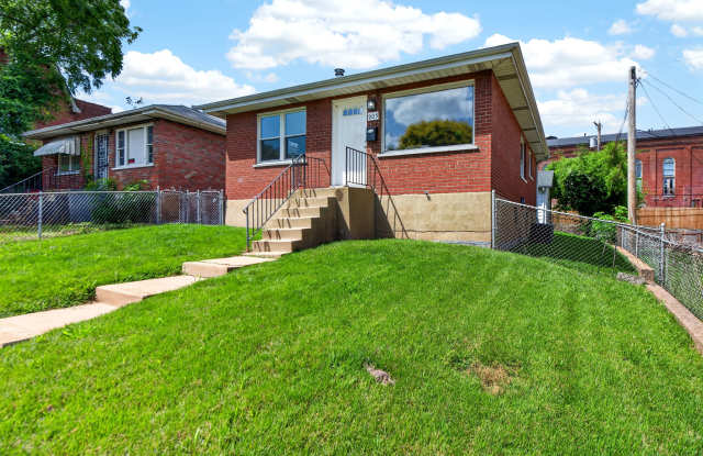 905 Russell Boulevard photos photos