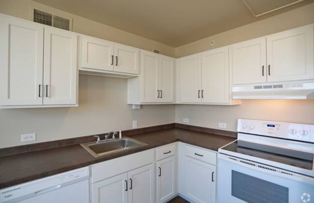 Gorgeous Historic Property-Newly Remodeled Bathrooms, Spacious Floor Plans, Spacious Closet Gallery 3