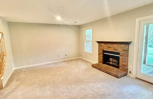 43576 BLACKSMITH Square Gallery 2