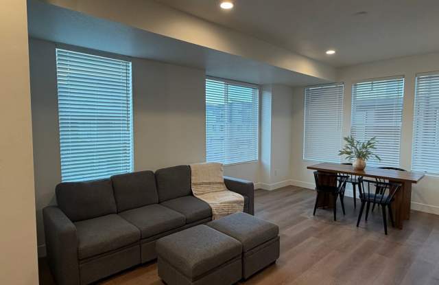 Modern Haven in Sandy Gallery 3