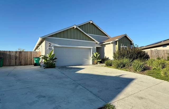 Beautiful 3 bedroom 2 bath w/Pool available in Orland! - 1682 Almondwood Drive, Orland, CA 95963