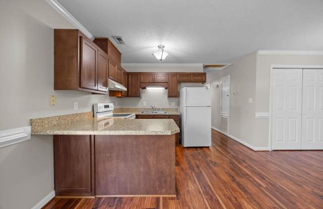 Charming Coats Rental — Walk to Downtown & Farmers Day! Gallery 4
