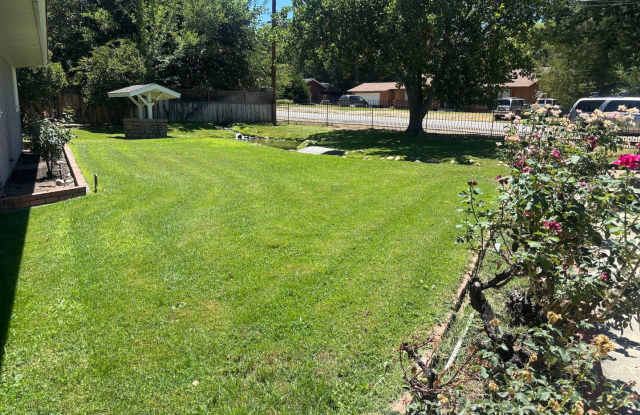 Lovely Furnished three bedroom home in the desirable McLaren neighborhood! photos photos
