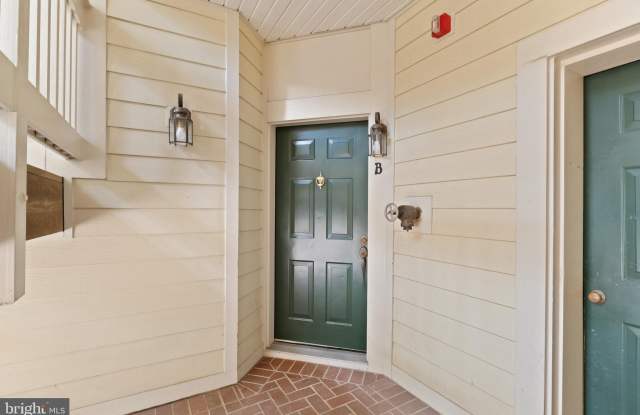 1324 GARDEN WALL Circle Gallery 2