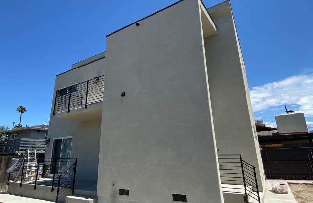 Private Entry & Yard Gallery 2