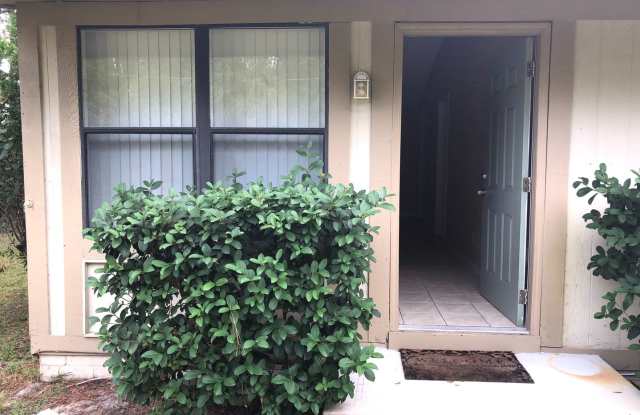 MOVE IN NOW!! NEW VINYL PLANK FLOORING IN BEDROOMS- COZY 2 BEDROOMS 1 BATHROOM HOME ON SPACIOUS FENCED IN LOT!! NEWER A/C!! Gallery 4