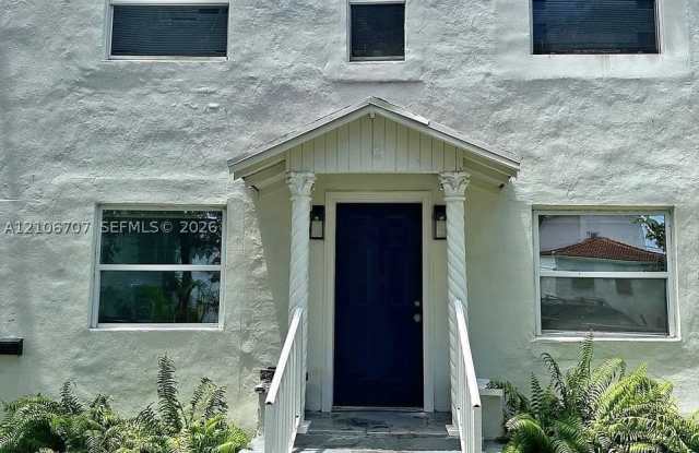2111 SW 14th Ter Gallery 1