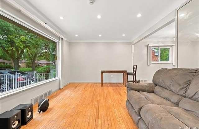 21900 Sussex Street Gallery 4
