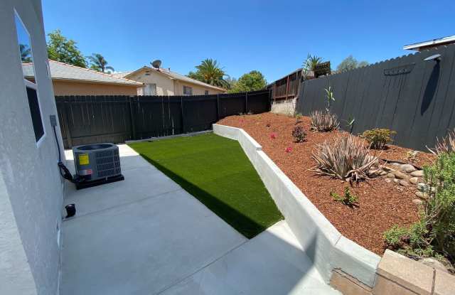 4BD/2BA  with Large Upstairs Balcony! Gallery 4