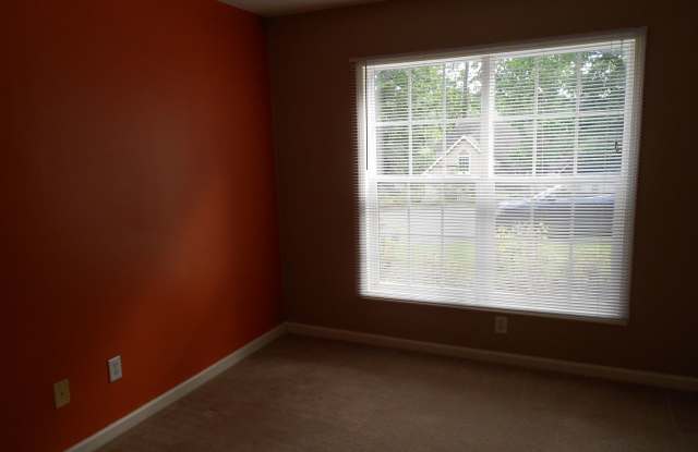 4 bedroom house, huge storage room! Gallery 3
