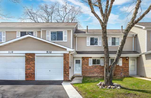 Carol Stream Townhome with Three Bedrooms and One Car Garage - 532 Alton Court, Carol Stream, IL 60188
