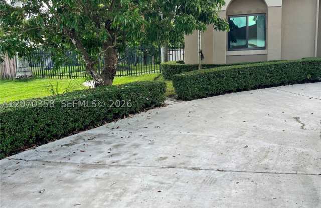 12770 SW 217th Ter Gallery 2