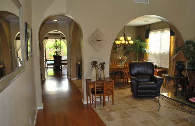 2705 W Redwood Ln Gallery 2