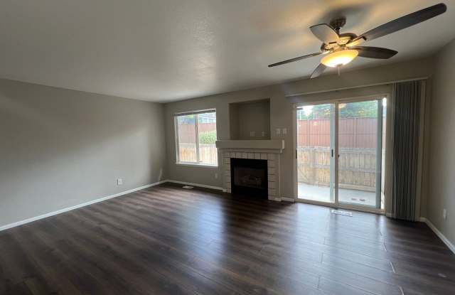 3 Bedrooms 2.5 Bedroom Townhome in Quail Run Coming Soon!    *****Half Off December Rent!**** Gallery 3