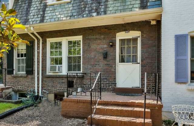 NW Rowhouse Near Georgetown University & Hospital Available Now Gallery 3