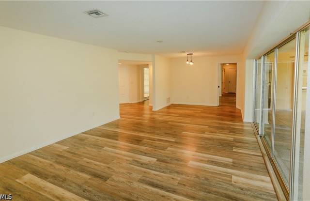 5654 Eichen Circle W Gallery 4