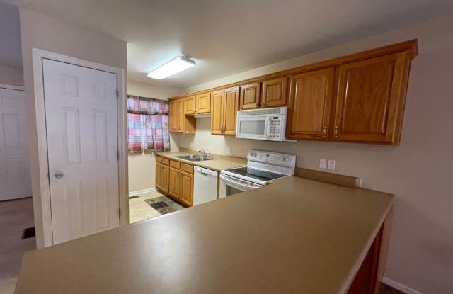 CLOSE TO FORT RILEY! LARGE MASTER SUITE Gallery 4