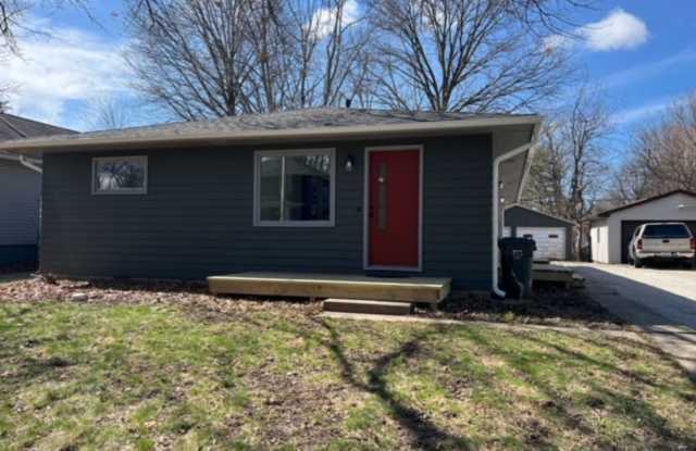 Spacious 2 Bed / 1 Bath Near Downtown Urbana with Garage photos photos