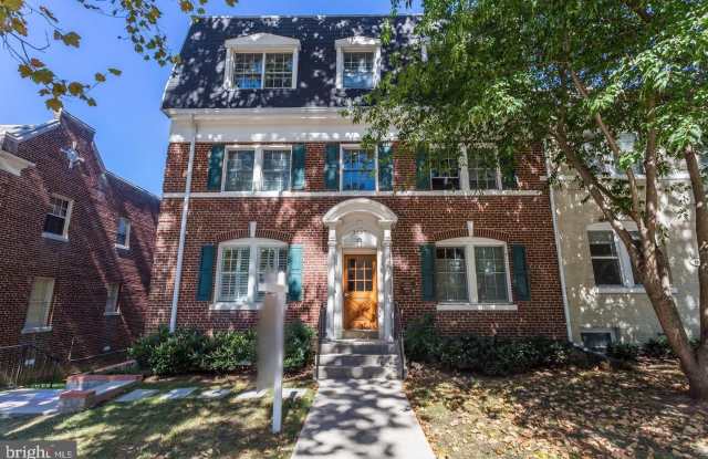 3937 DAVIS Place NW unit: 3 photos photos