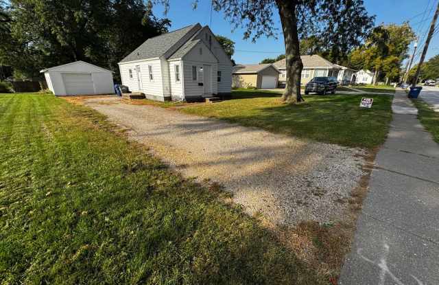 Great Location smaller 2 bedroom house with a large garage and yard Gallery 1