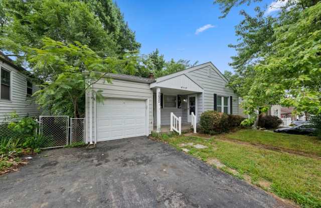 2 bedroom Single Family Home with Fenced in yard photos photos