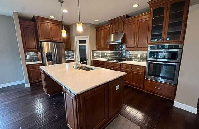 Custom Home In Pristine Neighborhood! Gallery 3