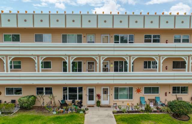 Wow! 2BR/2BA in On Top Of The World in Gated Community! 55+ photos photos