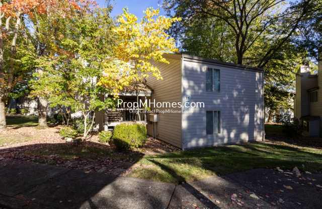 Three Bedroom Condo in Beaverton + Private Outdoor Deck! Gallery 1