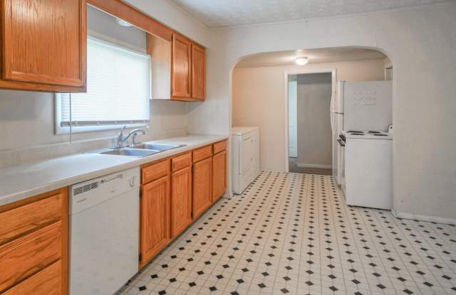 Great 3 Bedroom, 2 Bath - Just Off 17th St! *2026* photos photos