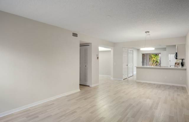 2 beds + den 2 bath condo, just 2.5 miles from the beach! - 3930 Leeward Passage Court, Bonita Springs, FL 34134