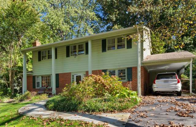 Updated 4BR Springfield Home with Spacious Yard & Easy I-95 Access Gallery 4