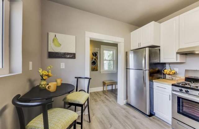 Hamline University- Large and Spacious 6 Bedroom- June Move In Gallery 3