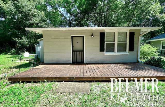 Updated 1 bed/1 bath Cottage for Rent - 913 North 69th Avenue, Myrtle Grove, FL 32506