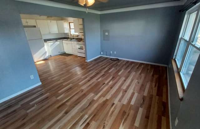 Cute 2 Bedroom House with detached garage - 525 Wyman Street, Toledo, OH 43609