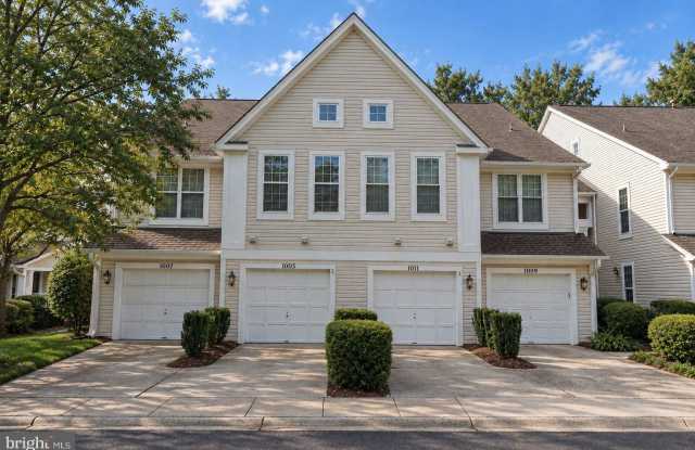 1005 HILLSIDE LAKE Terrace Gallery 1