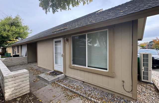 2 bedroom 1.5 bathroom with large garage in Sparks photos photos
