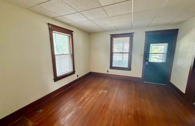 Charming 2 Bedroom Home Near Illinois Wesleyan! Gallery 4