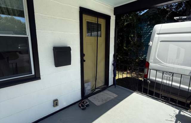 Charming (frunished) 2BR Savannah Bungalow with Fenced Yard Gallery 4