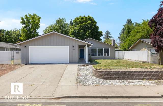 4 Bedrooms - 2 1/2 Baths - South Medford Living photos photos