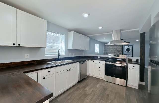 Beautiful 3 bedroom 2 bath apart of a triplex available soon photos photos